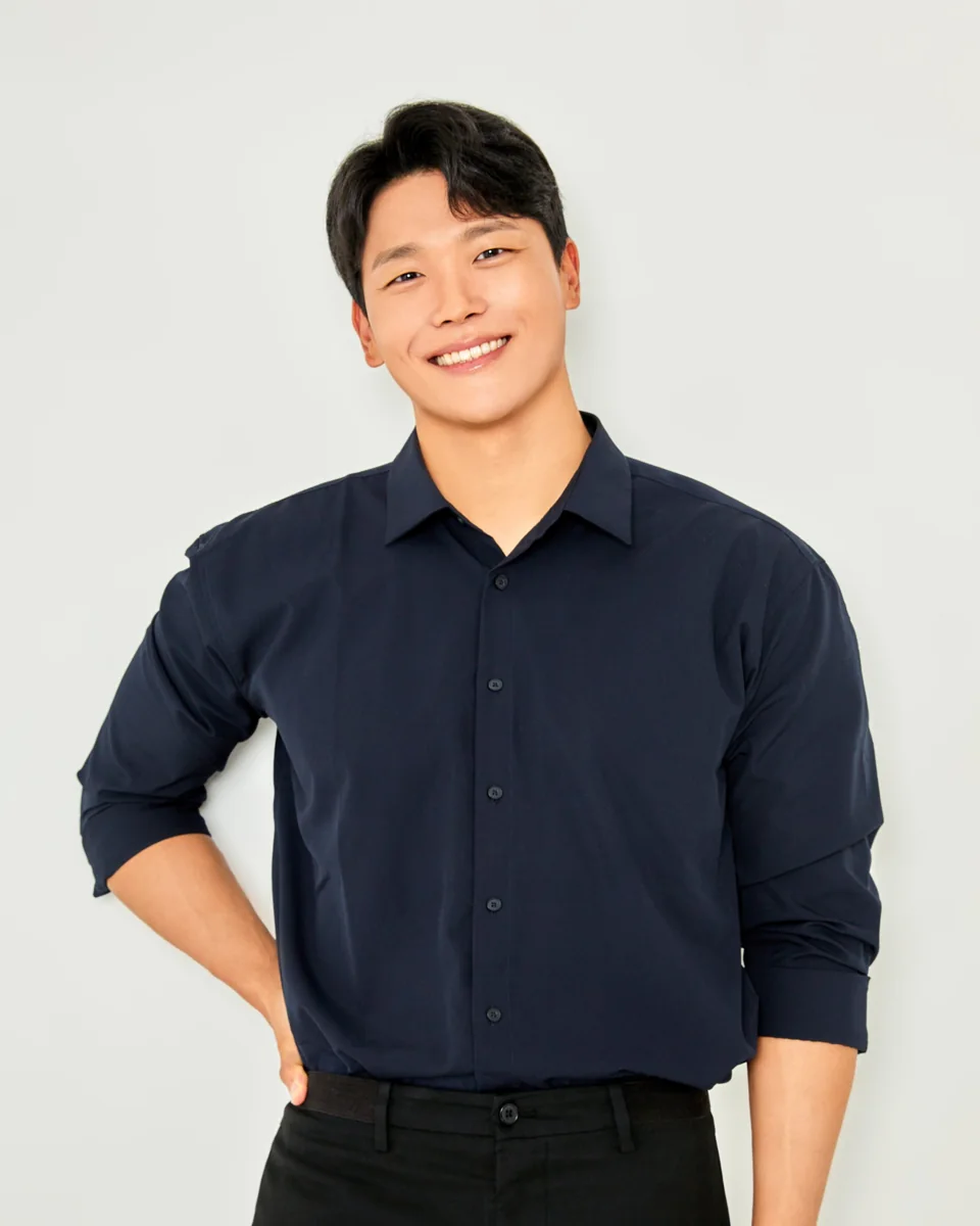 남색 셔츠를 입고 웃고 있는 홍성윤 선생님